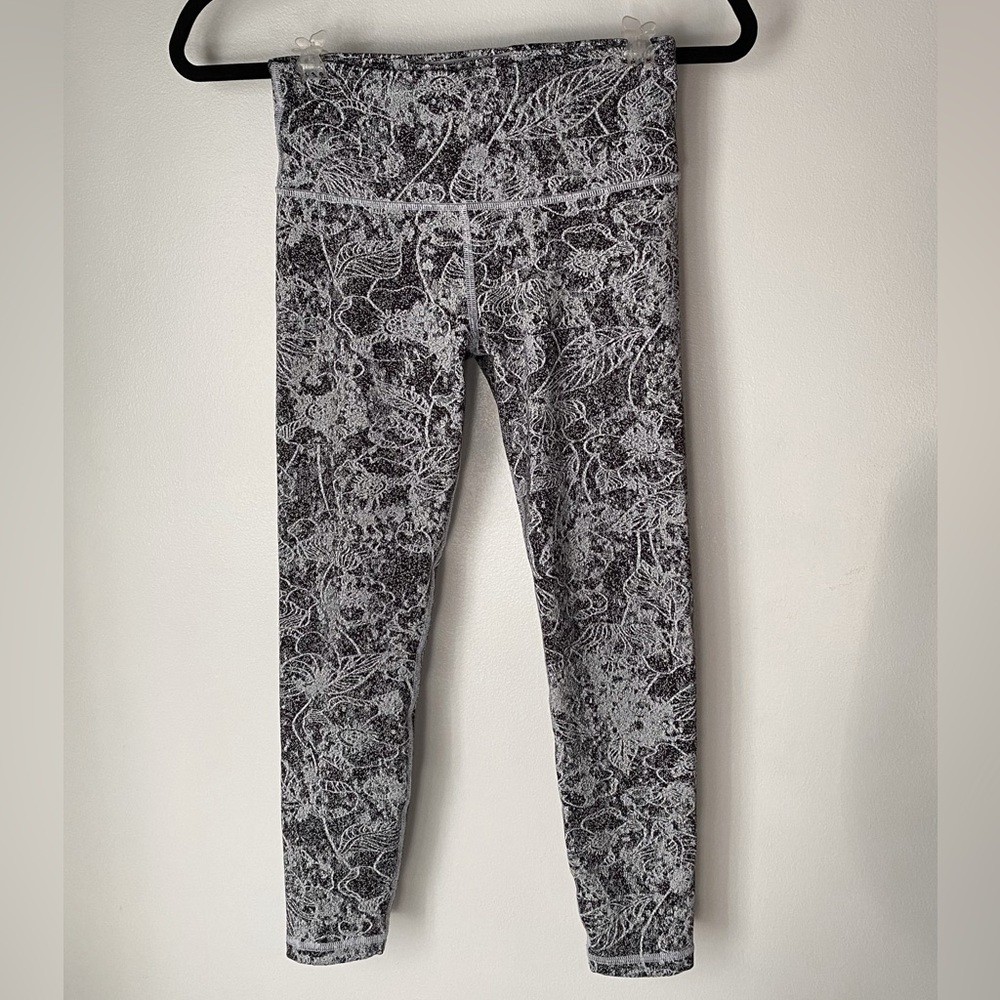 Women’s Athleta Elation Graffiti Black and White Patterned Leggings (size XS P)
